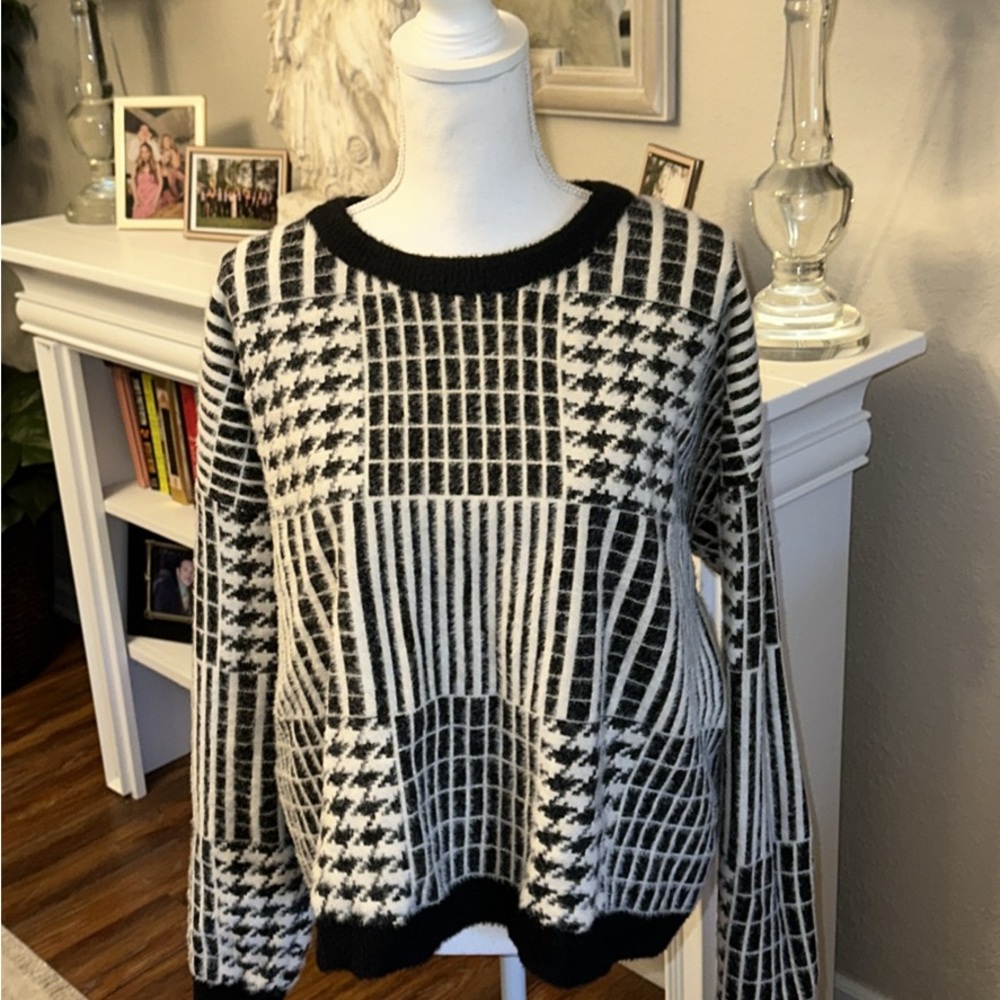Cyrus Black and White Patterned Women's Sweater